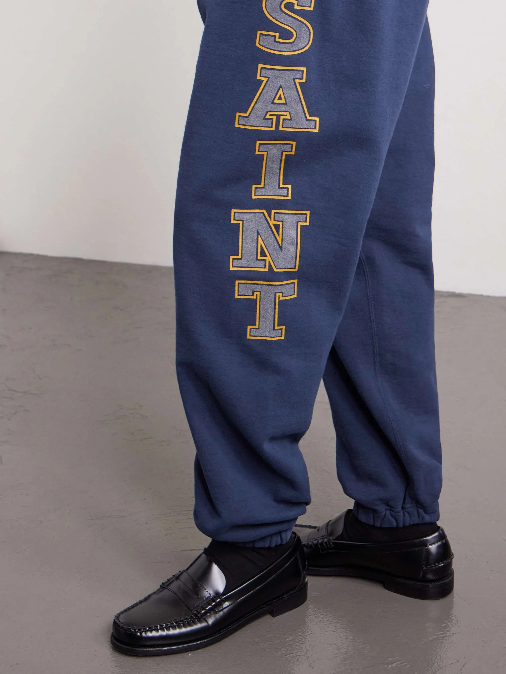 SAINT Mxxxxxx SWEAT PANTS/SAINT/NVY Reflective SAINT sweatpants Blue S-XL Original mold opening Loose tailoring Four needles and six lines boneless technology Top printing technology 3M reflective paste The best reflective effect in the industry Correct version Original consistent main mark/wash mark/cherub anti-counterfeiting